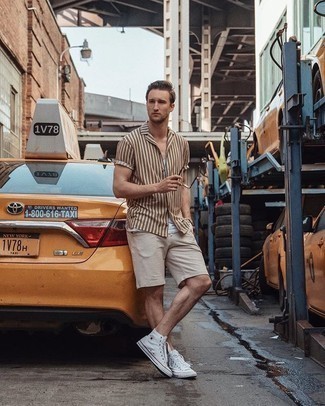 Comment porter une chemise à manches courtes à rayures verticales beige