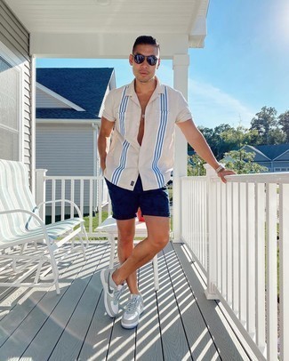 Comment porter une chemise à manches courtes à rayures verticales beige