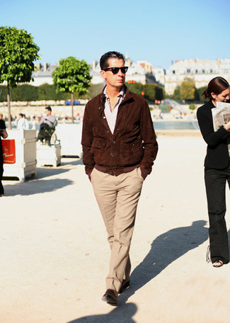 Comment porter une chemise à manches courtes à rayures verticales beige