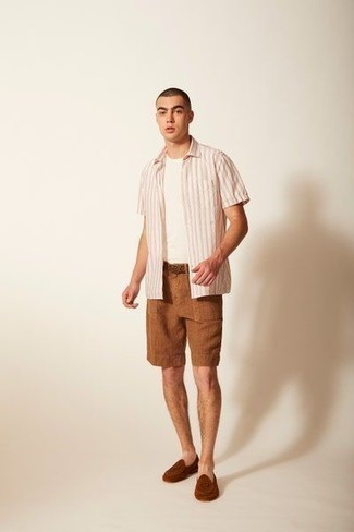 Comment porter une chemise à manches courtes à rayures verticales beige