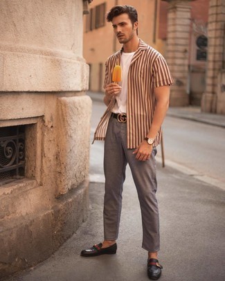 Comment porter une chemise à manches courtes à rayures verticales beige