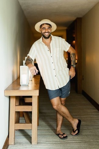 Comment porter une chemise à manches courtes à rayures verticales beige