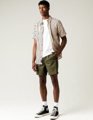 Comment porter une chemise à manches courtes à rayures verticales beige