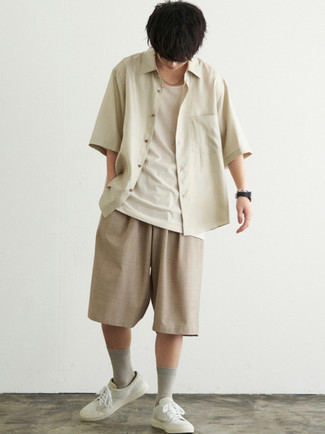 Comment porter une chemise à manches courtes à rayures verticales beige