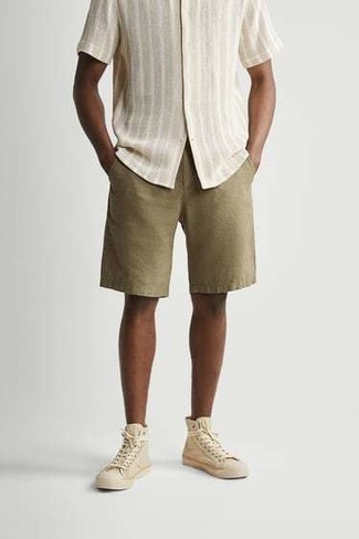 Comment porter une chemise à manches courtes à rayures verticales beige