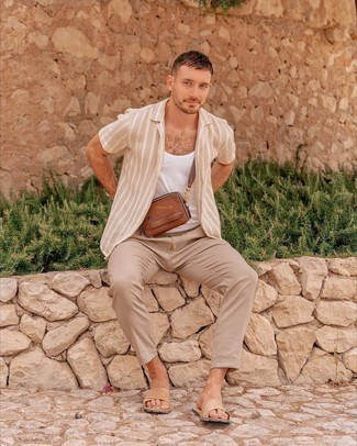 Comment porter une chemise à manches courtes à rayures verticales beige