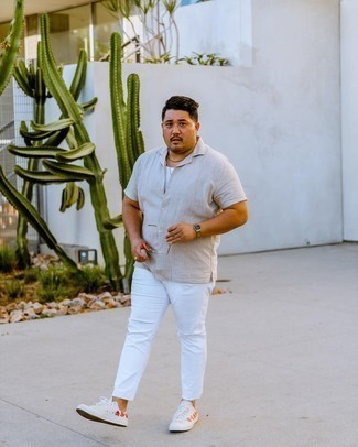 Comment porter une chemise à manches courtes à rayures verticales beige
