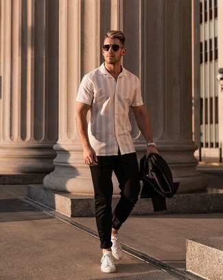 Comment porter une chemise à manches courtes à rayures verticales beige