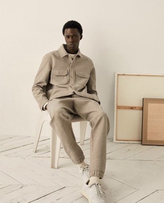 Comment porter un pantalon de jogging en laine beige au printemps