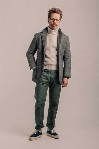 Comment porter un pull à col roulé en laine beige