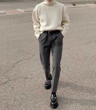Comment porter un pull à col roulé en laine beige