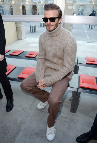 Comment porter un pull à col roulé en laine beige