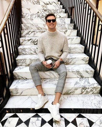 Comment porter un pull à col roulé en laine beige