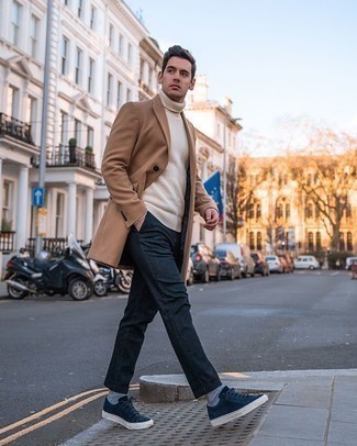Comment porter un pull à col roulé en laine beige