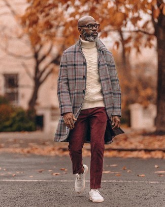 Comment porter un pull à col roulé en laine beige