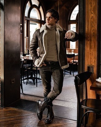 Comment porter un pull à col roulé en laine beige