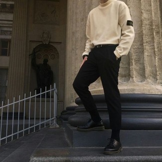 Comment porter un pull à col roulé en laine beige