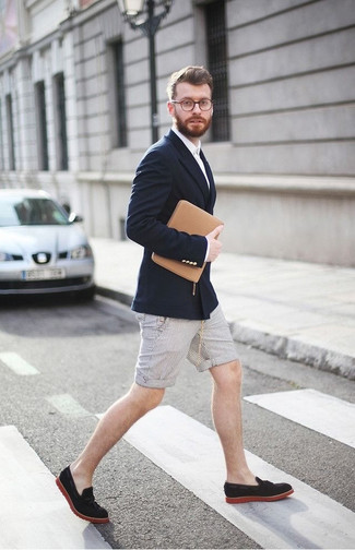 Comment porter une pochette beige quand il fait chaud