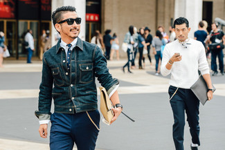 Comment porter une pochette beige quand il fait chaud