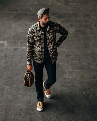 Comment porter une pochette beige quand il fait chaud