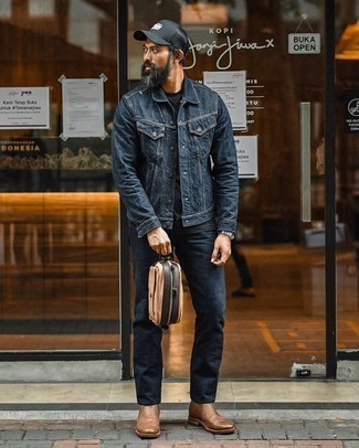 Comment porter une pochette beige quand il fait chaud