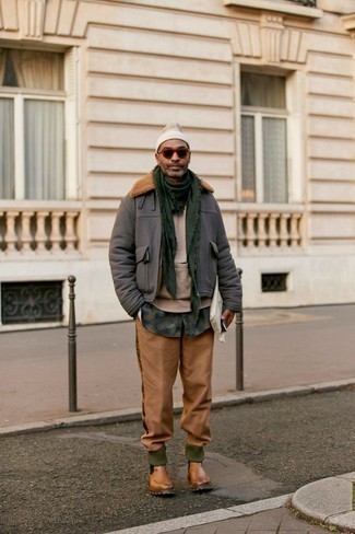 Comment porter une pochette beige quand il fait frais