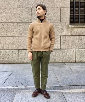 Des slippers à porter avec un pull à fermeture éclair beige