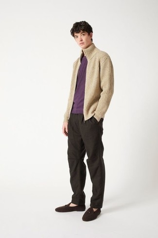 Des slippers à porter avec un pull à fermeture éclair beige