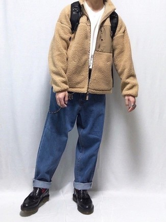 Des slippers à porter avec un pull à fermeture éclair beige