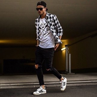 Comment porter une casquette de base-ball noire et blanche