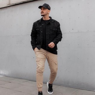 Comment porter une casquette de base-ball noire et blanche