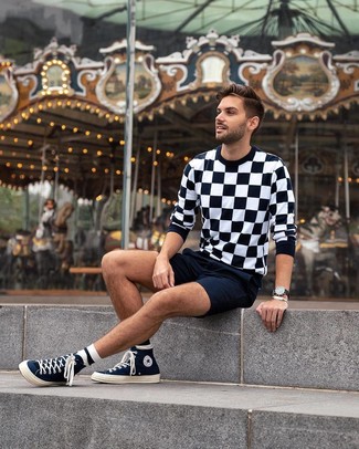 Comment porter un pull à col rond à carreaux noir et blanc