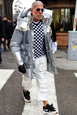 Comment porter un pull à col rond à carreaux noir et blanc