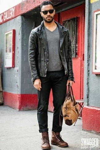 Des bottes de loisirs à porter avec un pantalon chino noir et blanc