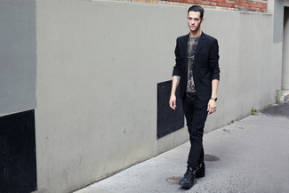 Des bottes de loisirs à porter avec un pantalon chino noir et blanc