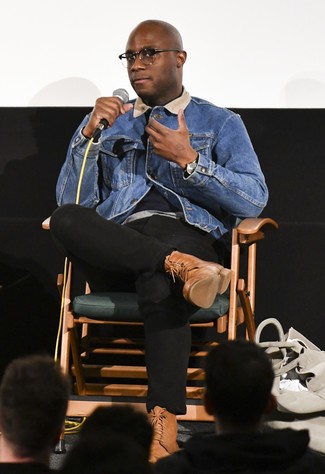 Des bottes de loisirs à porter avec un pantalon chino noir et blanc