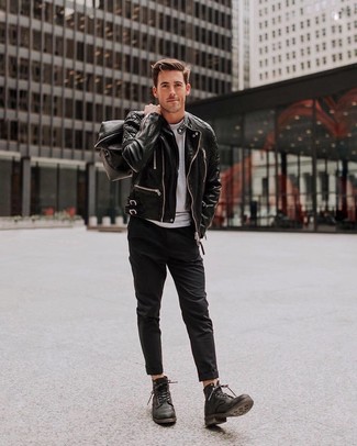 Des bottes de loisirs à porter avec un pantalon chino noir et blanc