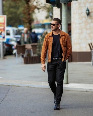 Des bottes de loisirs à porter avec un pantalon chino noir et blanc