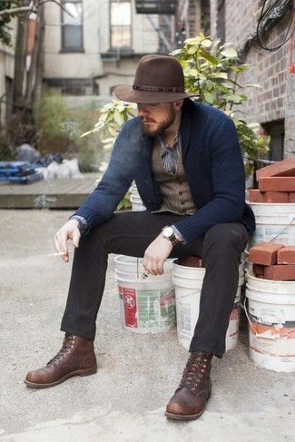 Des bottes de loisirs à porter avec un pantalon chino noir et blanc