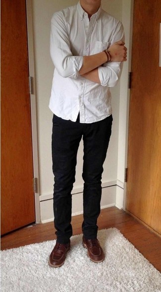 Des bottes de loisirs à porter avec un pantalon chino noir et blanc