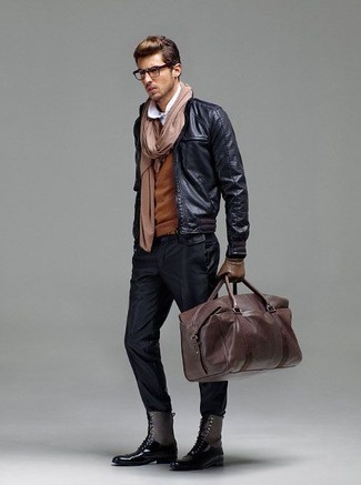 Des bottes de loisirs à porter avec un pantalon chino noir et blanc