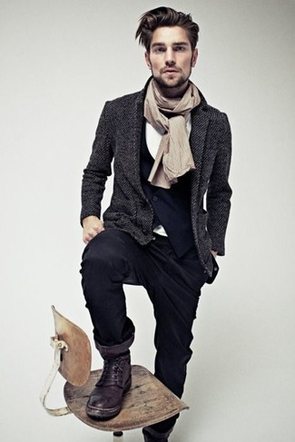 Des bottes de loisirs à porter avec un pantalon chino noir et blanc