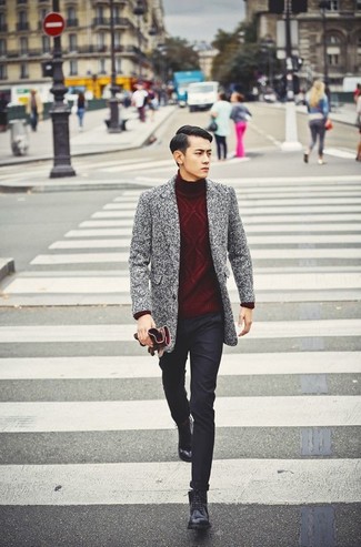 Des bottes de loisirs à porter avec un pantalon chino noir et blanc