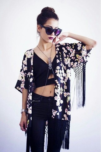 Comment porter un kimono à fleurs noir et blanc