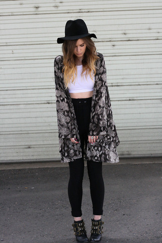 Comment porter un kimono à fleurs noir et blanc