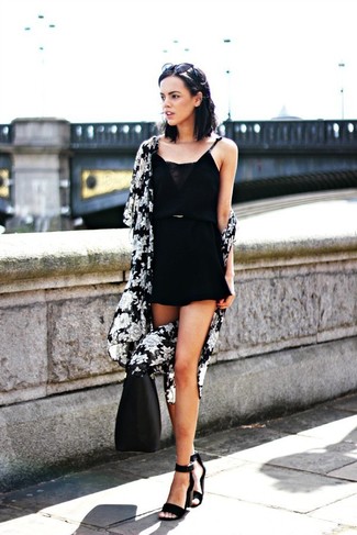 Comment porter un kimono à fleurs noir et blanc