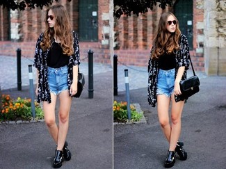 Comment porter un kimono à fleurs noir et blanc