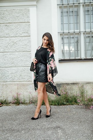 Comment porter un kimono à fleurs noir et blanc