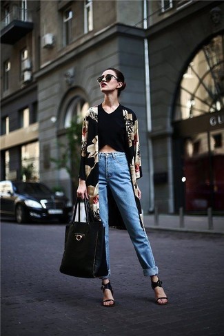 Comment porter un kimono à fleurs noir et blanc