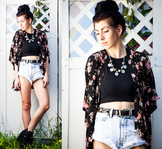 Comment porter un kimono à fleurs noir et blanc